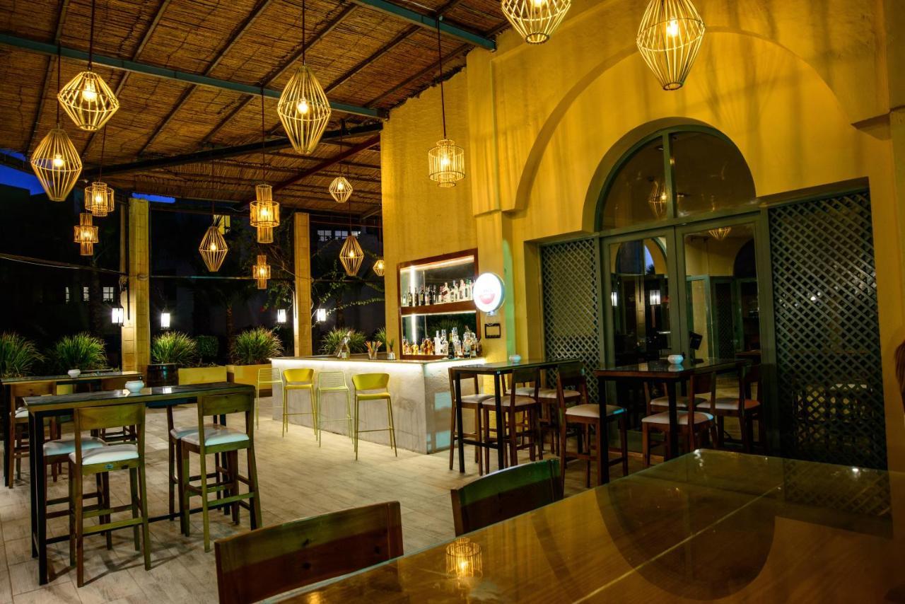 Suites Hotel Les Charmilles & Spa Ла-Марса Экстерьер фото