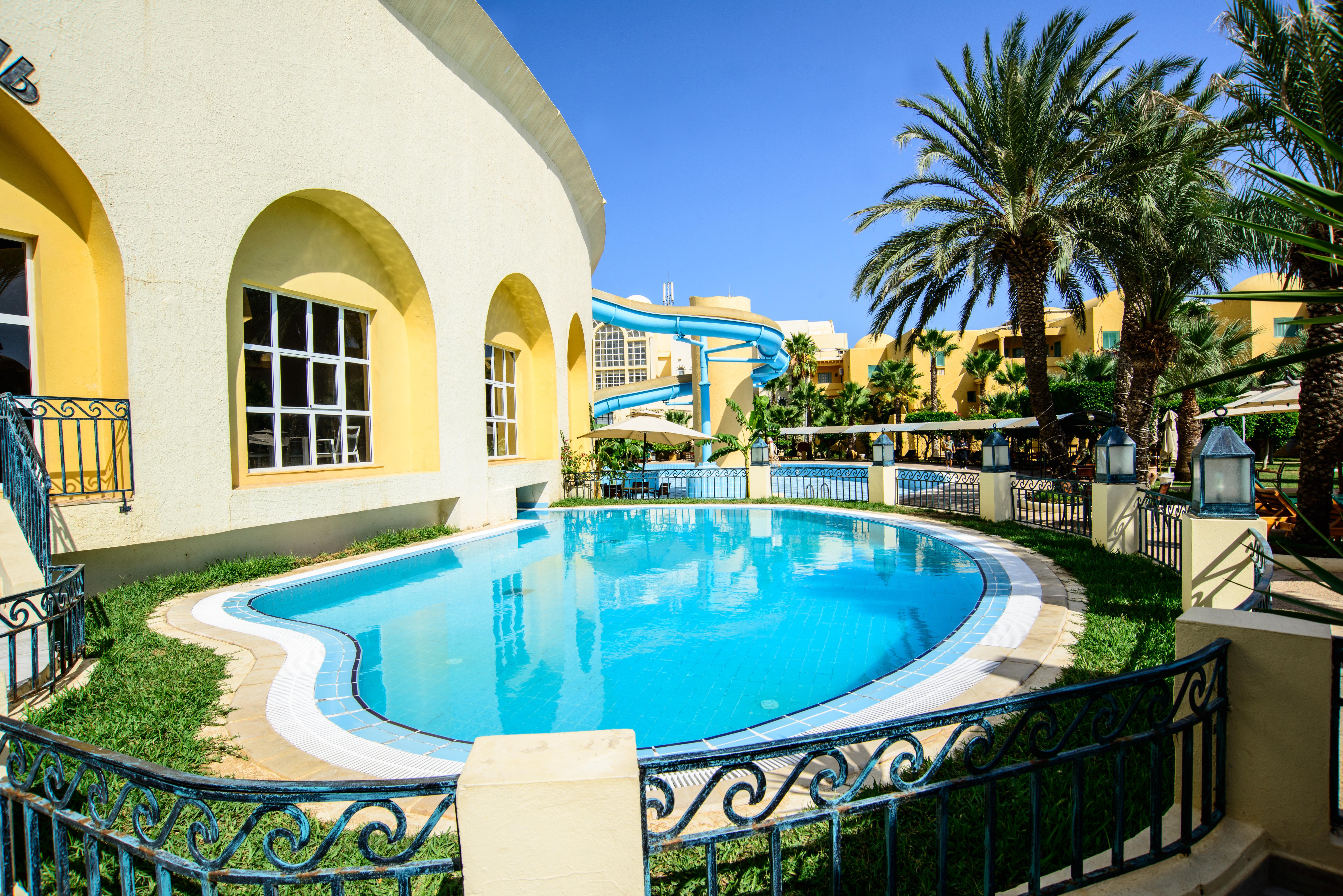 Suites Hotel Les Charmilles & Spa Ла-Марса Экстерьер фото