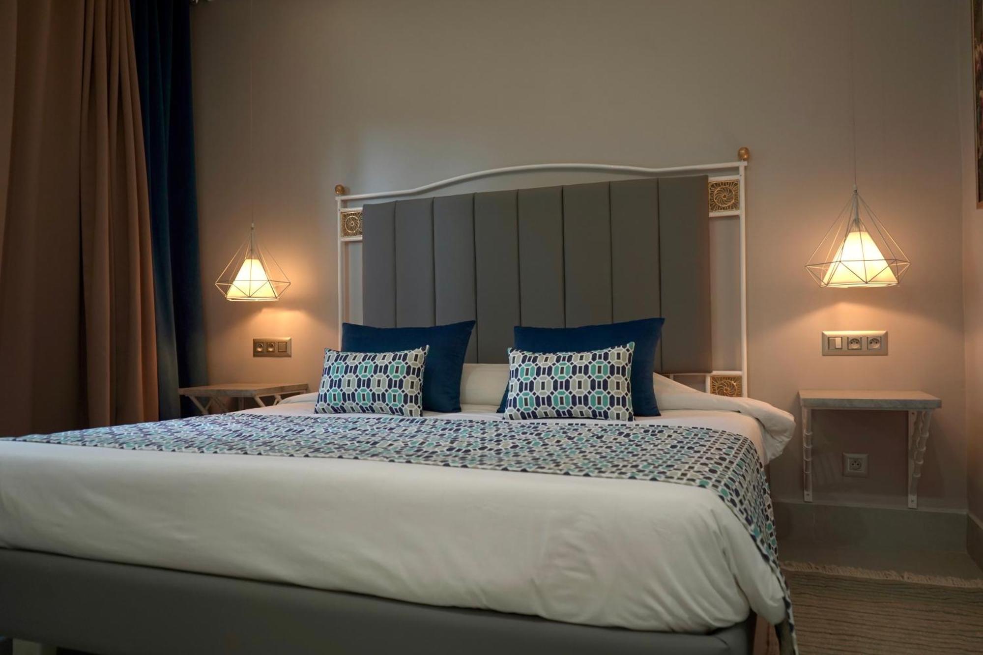 Suites Hotel Les Charmilles & Spa Ла-Марса Экстерьер фото