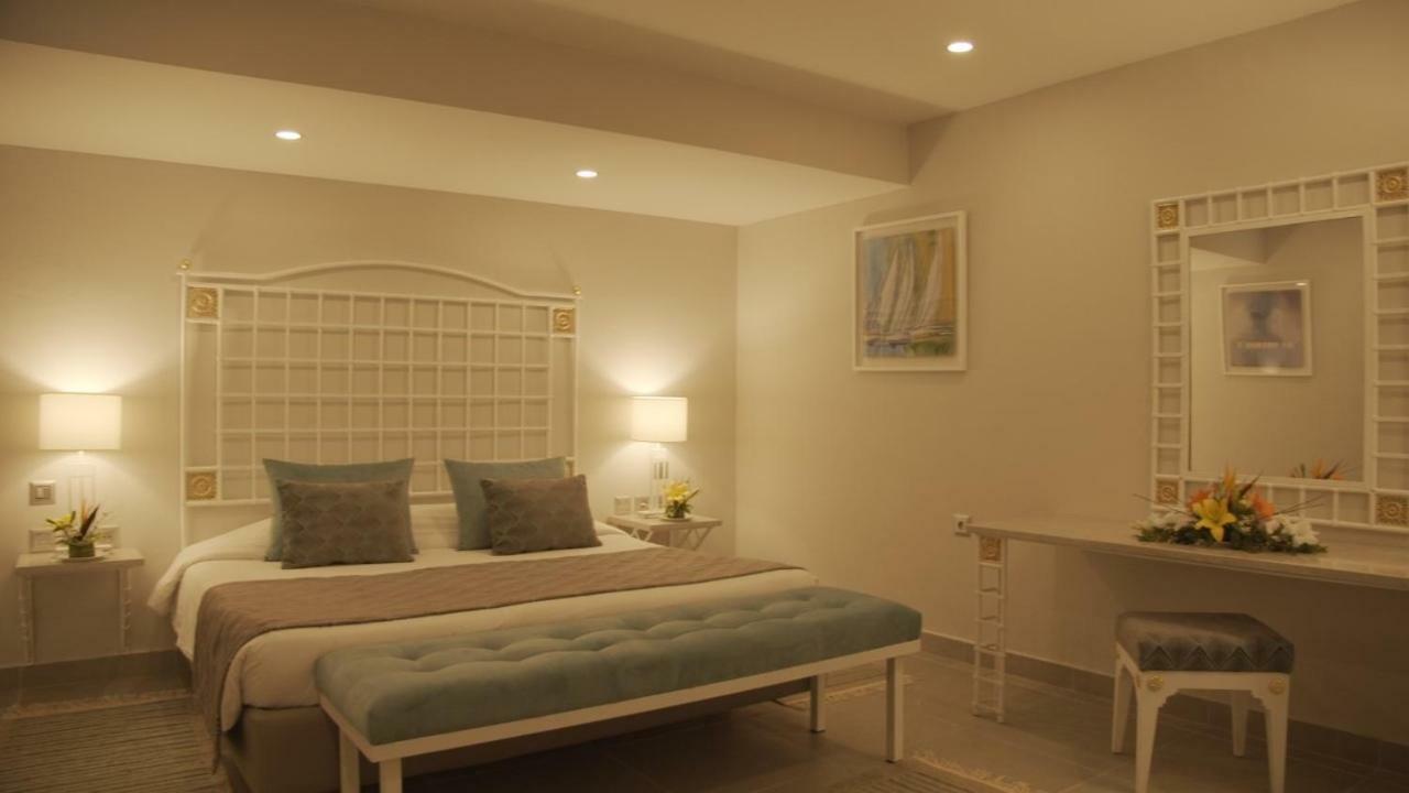 Suites Hotel Les Charmilles & Spa Ла-Марса Экстерьер фото